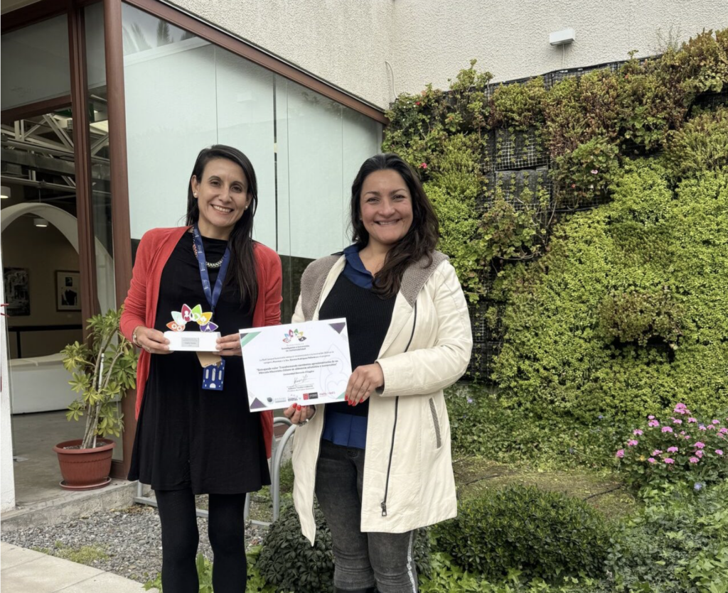 Fancy Rojas y Ximena Rodríguez, fundadoras de Valoriza, en el campus de la Universidad Bernardo O’Higgins