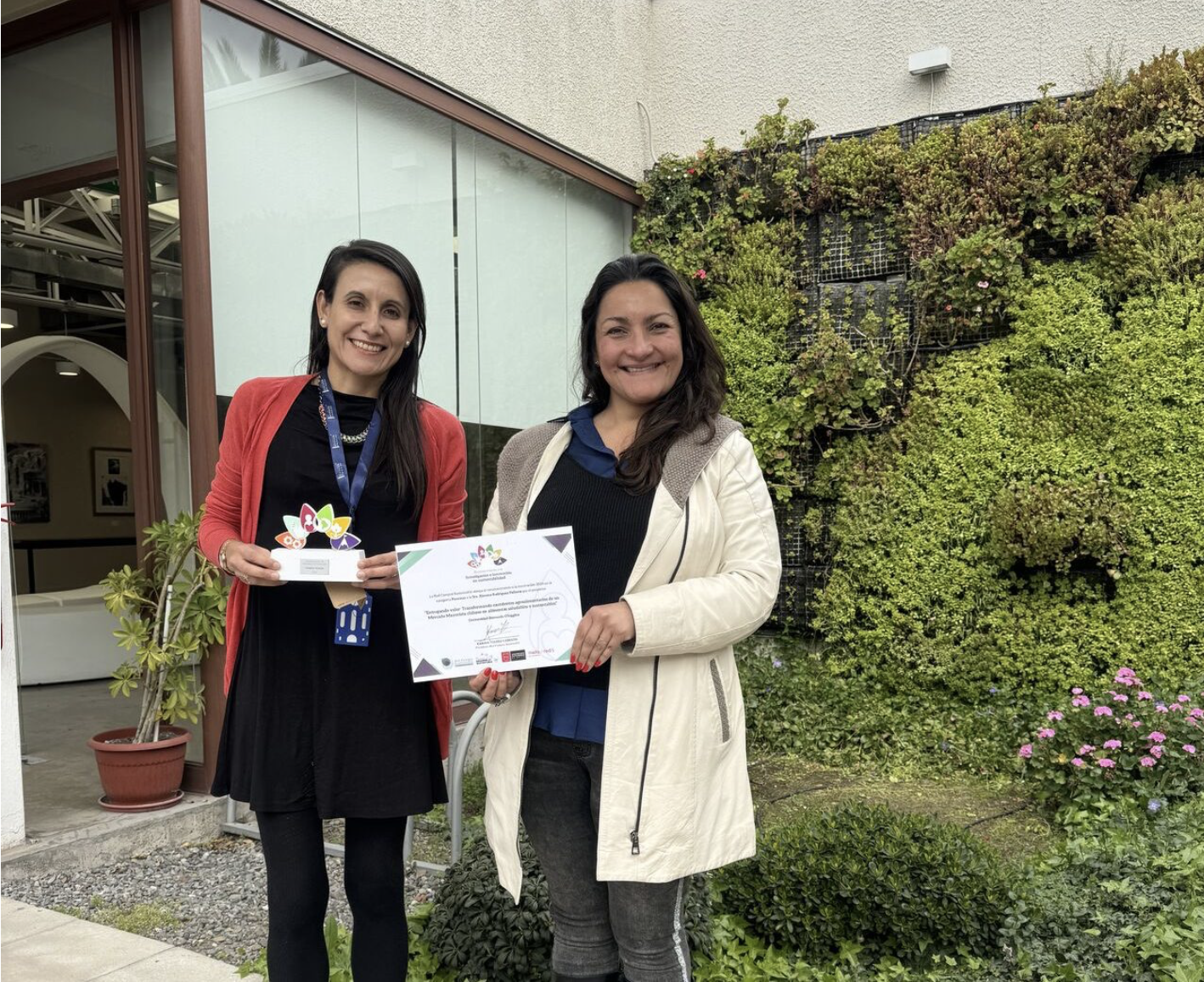 Fancy Rojas y Ximena Rodríguez, fundadoras de Valoriza, en el campus de la Universidad Bernardo O’Higgins