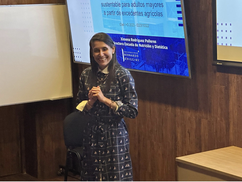 La Dra. Ximena Rodríguez presenta los resultados del proyecto «Desarrollo de un alimento sustentable para adultos mayores a partir de excedentes agrícolas»